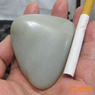 和田玉籽料原石把件132.8克