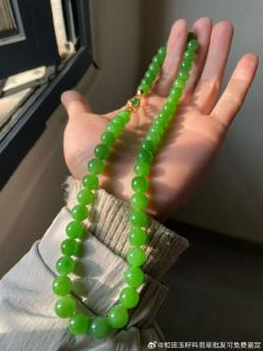 和田玉碧玉 10毫米的苹果绿项链,项链色泽温润如初春嫩芽,透着灵动的